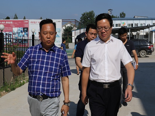 京山市市委書記劉啟華到我司湖北聯(lián)縱生產基地進行考察